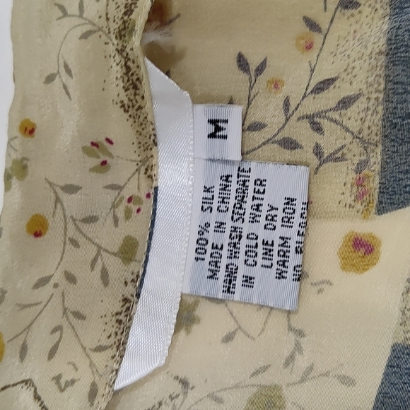 Women's button down short sleeves blouse 100% silk office attire Size: M - Picture 3 of 4